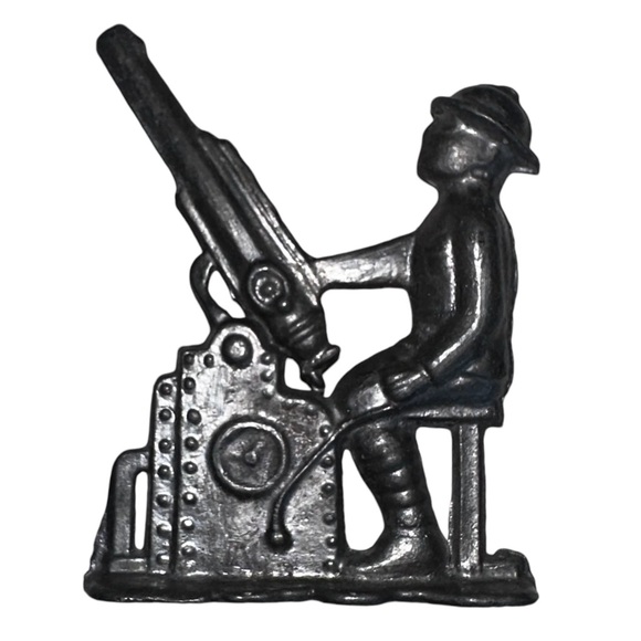 VINTAGE LOT OF 2 WORLD WAR I LEAD ARMY MEN. WALKING MAN & SOLDIER W/MORTAR GUN - Picture 6 of 7